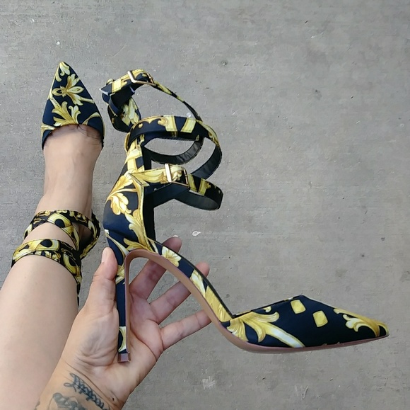 Black & Gold Pointy Heel | Style: Versace - Picture 4 of 5